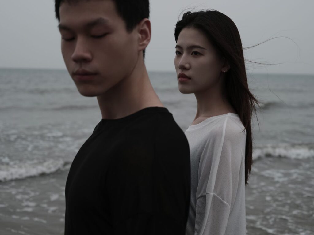 Emotionally distant couple showing signs of a toxic and trauma-bonded relationship