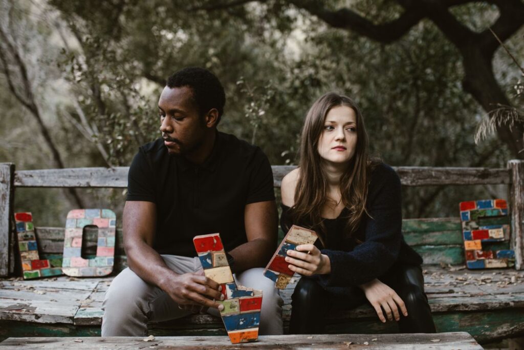 Emotionally disconnected couple reflecting signs of trauma bonding in a toxic relationship