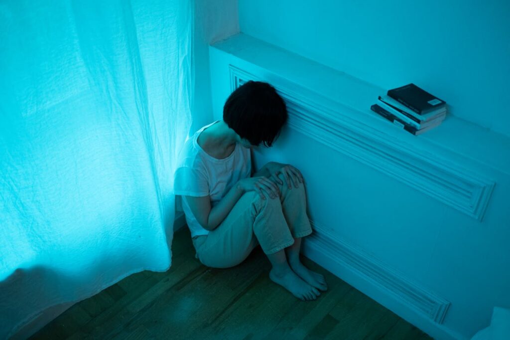 person alone showing one of the 7 signs of narcissistic gaslighting in a relationship and self doubt